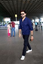 Kartik Aaryan Spotted At Airport Departure on 8th August 2023 (13)_64d34a7b5dac6.JPG