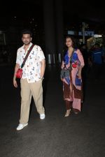 Tejasswi Prakash and Karan Kundrra Spotted At Airport Arrival on 8th August 2023 (19)_64d3406ba724b.JPG