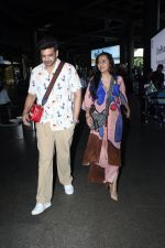 Tejasswi Prakash and Karan Kundrra Spotted At Airport Arrival on 8th August 2023 (25)_64d34077348da.JPG