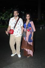 Tejasswi Prakash and Karan Kundrra Spotted At Airport Arrival on 8th August 2023 (34)_64d34086b09eb.JPG