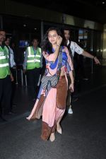 Tejasswi Prakash and Karan Kundrra Spotted At Airport Arrival on 8th August 2023 (6)_64d340550a1b5.JPG