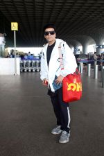 Karan Johar spotted at the airport on 9th August 2023 (17)_64d4fd193d186.JPG