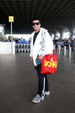Karan Johar spotted at the airport on 9th August 2023 (18)_64d4fd1bcdd4d.JPG