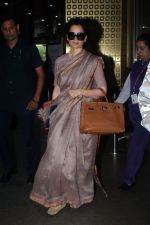 Kangana Ranaut dressed in a saree spotted at airport arrival on 10th August 2023 (21)_64d61d1349ee2.jpg