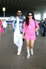 Angad Bedi and Saiyami Kher spotted at the Airport on 11th August 2023 (18)_64d744d2c101d.JPG