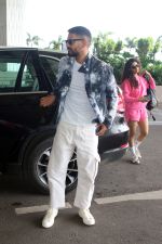 Angad Bedi and Saiyami Kher spotted at the Airport on 11th August 2023 (2)_64d744825a4f3.JPG