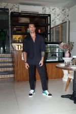 Karan Singh Grover spotted at Bandra on 12th August 2023 (1)_64d888668122c.jpeg