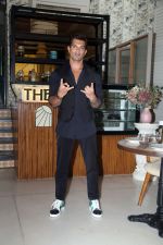 Karan Singh Grover spotted at Bandra on 12th August 2023 (3)_64d8886b58616.jpeg