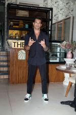Karan Singh Grover spotted at Bandra on 12th August 2023 (4)_64d8886e25f02.jpeg