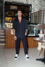 Karan Singh Grover spotted at Bandra on 12th August 2023 (5)_64d888716a987.jpeg