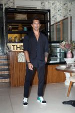 Karan Singh Grover spotted at Bandra on 12th August 2023 (6)_64d888742cf00.jpeg