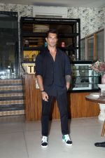 Karan Singh Grover spotted at Bandra on 12th August 2023 (8)_64d8887972fae.jpeg