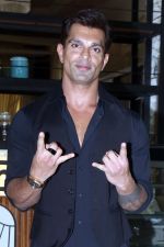 Karan Singh Grover spotted at Bandra on 12th August 2023 (9)_64d8887ae5ffb.jpeg