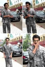 Rajkummar Rao Spotted At Desi Vibes For promotion of Guns and Gulaabs on 15th August 2023 (1)_64db8cbd2117c.jpg
