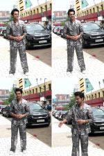 Rajkummar Rao Spotted At Desi Vibes For promotion of Guns and Gulaabs on 15th August 2023 (5)_64db8cc17df9c.jpg
