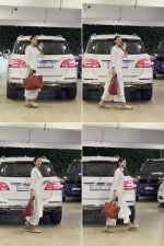 Rakul Preet Singh Spotted At Bandra on 15th August 2023 (5)_64db9f7c351dc.jpg