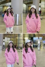 Hina Khan Spotted At Airport Arrival on 16th August 2023 (1)_64dc4dc77a068.jpg