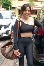 Neha Sharma and Aisha Sharma Spotted Outside Gym in Bandra on 10th August 2023 (11)_64dc5684570b3.jpg