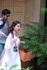 Sara Ali Khan And Ibrahim Ali Khan Spotted Outside Saif Ali Khan_s House In Bandra For Birthday on 16th August 2023 (4)_64dcc40e37aa7.jpg