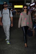 Shahid Kapoor and Mira Rajput spotted at the airport on on 16th August 2023 (19)_64dc78f2025ab.JPG