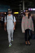 Shahid Kapoor and Mira Rajput spotted at the airport on on 16th August 2023 (25)_64dc79038a907.JPG