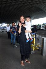 Kajal Aggarwal with her son Neil Kitchlu Spotted at the Airport Departure on 17th August 2023 (10)_64ddd288e3f77.JPG
