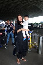 Kajal Aggarwal with her son Neil Kitchlu Spotted at the Airport Departure on 17th August 2023 (18)_64ddd2a7397b0.JPG