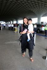 Kajal Aggarwal with her son Neil Kitchlu Spotted at the Airport Departure on 17th August 2023 (25)_64ddd2c192f46.JPG