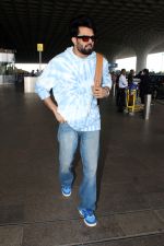 Manish Paul Spotted at the Airport Departure on 17th August 2023 (10)_64ddd53315c82.JPG