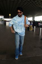 Manish Paul Spotted at the Airport Departure on 17th August 2023 (12)_64ddd53ac1d1a.JPG