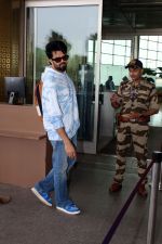 Manish Paul Spotted at the Airport Departure on 17th August 2023 (14)_64ddd5461c767.JPG