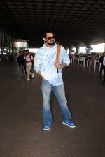 Manish Paul Spotted at the Airport Departure on 17th August 2023 (3)_64ddd51d24ba6.JPG