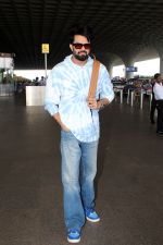 Manish Paul Spotted at the Airport Departure on 17th August 2023 (5)_64ddd52355e6f.JPG