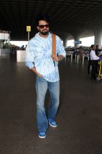 Manish Paul Spotted at the Airport Departure on 17th August 2023 (7)_64ddd529d2562.JPG