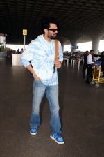 Manish Paul Spotted at the Airport Departure on 17th August 2023 (8)_64ddd52c885ac.JPG