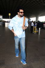 Manish Paul Spotted at the Airport Departure on 17th August 2023 (9)_64ddd52fdff6b.JPG