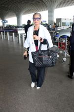 Dimple Kapadia Spotted At Airport  Departure on 18th August 2023 (1)_64df14c80583b.JPG