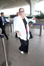 Dimple Kapadia Spotted At Airport  Departure on 18th August 2023 (10)_64df14e83add5.JPG
