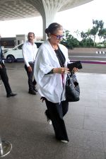 Dimple Kapadia Spotted At Airport  Departure on 18th August 2023 (13)_64df14f46b4dd.JPG