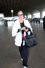 Dimple Kapadia Spotted At Airport  Departure on 18th August 2023 (7)_64df14dd437b8.JPG