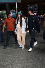 Hrithik Roshan and Saba Azad Spotted at the Airport Arrivals on 18th August 2023 (10)_64df4021b775b.JPG