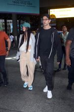 Hrithik Roshan and Saba Azad Spotted at the Airport Arrivals on 18th August 2023 (11)_64df4026563e4.JPG