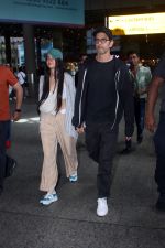 Hrithik Roshan and Saba Azad Spotted at the Airport Arrivals on 18th August 2023 (13)_64df402ea4e6c.JPG