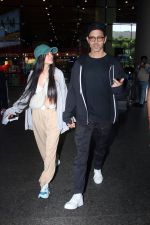 Hrithik Roshan and Saba Azad Spotted at the Airport Arrivals on 18th August 2023 (2)_64df400380f14.JPG