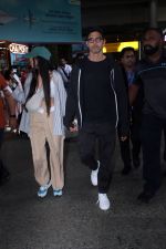 Hrithik Roshan and Saba Azad Spotted at the Airport Arrivals on 18th August 2023 (20)_64df404c7b9d3.JPG