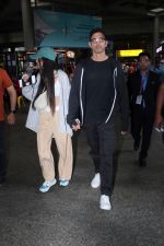 Hrithik Roshan and Saba Azad Spotted at the Airport Arrivals on 18th August 2023 (22)_64df4053ebcd7.JPG