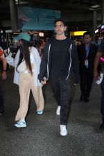 Hrithik Roshan and Saba Azad Spotted at the Airport Arrivals on 18th August 2023 (23)_64df40576fe8b.JPG