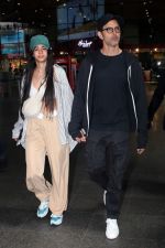 Hrithik Roshan and Saba Azad Spotted at the Airport Arrivals on 18th August 2023 (26)_64df3ffc7f8d0.jpg