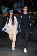 Hrithik Roshan and Saba Azad Spotted at the Airport Arrivals on 18th August 2023 (27)_64df3ffe6dabb.jpg