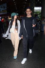 Hrithik Roshan and Saba Azad Spotted at the Airport Arrivals on 18th August 2023 (3)_64df400690b6e.JPG